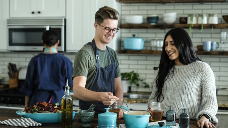 Küche Urlaub daheim Zuhause kochen Familie Freunde zusammen verbringen Zeit gemütlich — © Edgar Castrejon / Unsplash.com