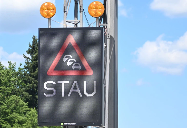 Der Verkehr staute sich nach dem Unfall auf über 30 Kilometern. (Symbolbild) — © Bernd Weißbrod/dpa