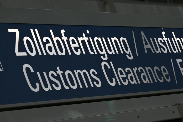 Am Flughafen München wollte eine Frau 17.000 Zigaretten nicht anmelden.  — © Peter Endig/dpa-Zentralbild/dpa