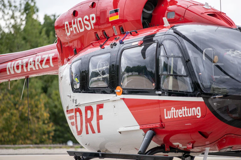 Die Rettungskräfte brachten den Mann mit einem Hubschrauber in das Krankenhaus. (Symbolbild) — © Daniel Karmann/dpa