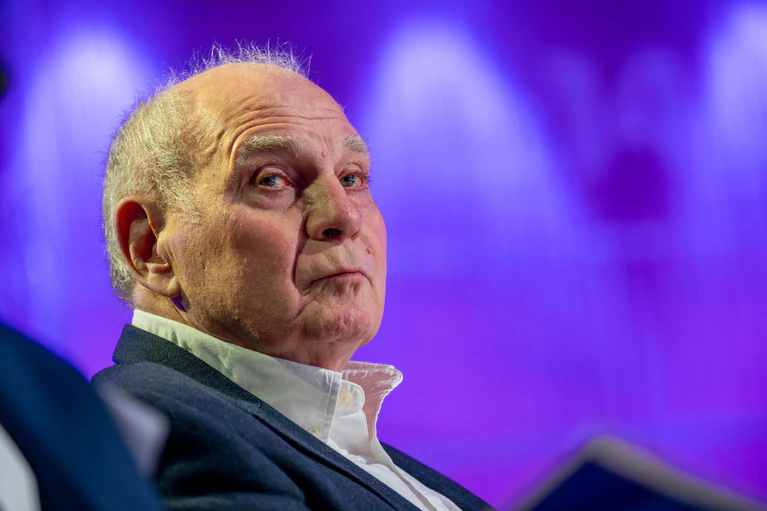Bayerns Ehrenpräsident Uli Hoeneß rät dem Fußball-Bundesligisten Eintracht Frankfurt, seine Stars langfristig zu binden. (Archivbild) — © Peter Kneffel/dpa