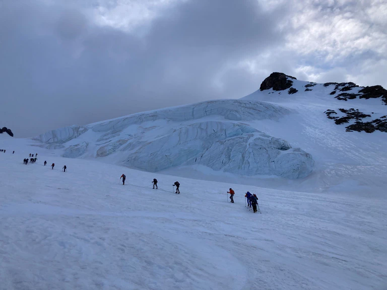 Auf dem Gletscher sind Bergsteiger angeseilt unterwegs - andernfalls drohen gefährliche Stürze in Gletscherspalten. — © Sabine Dobel/dpa