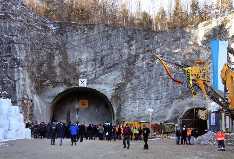 Auf der B 23 soll mit dem Tunnel das Ortszentrum Garmisch-Partenkirchen umfahren werden. (Archivbild) — © Stephan Jansen/dpa