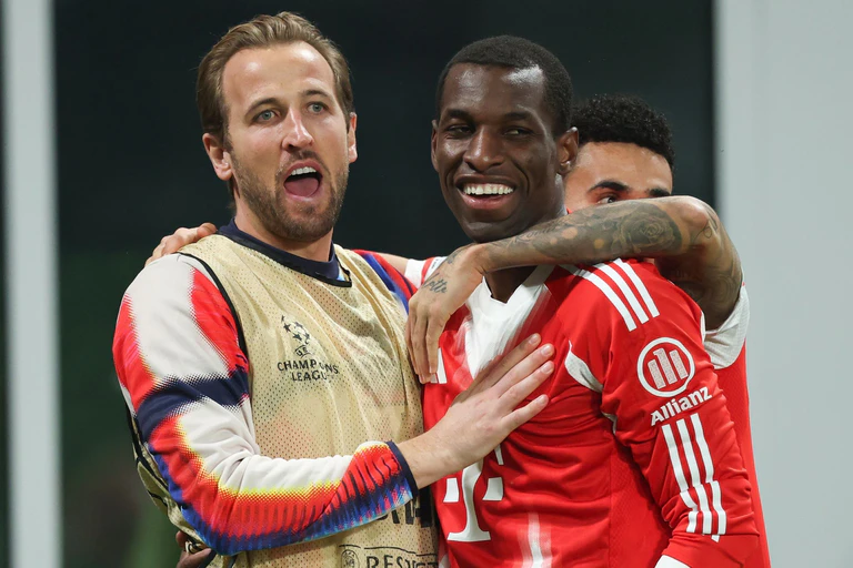 Ersatzspieler Harry Kane (l) bejubelt mit seinem Stellvertreter Nicolas Jackson dessen Tor zum 4:0. — © Jan Woitas/dpa