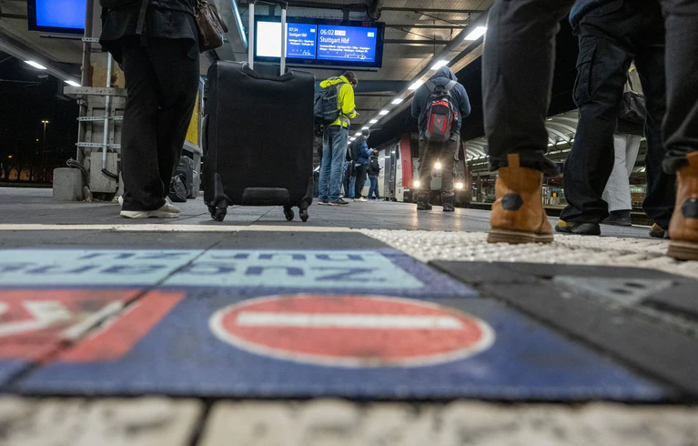 Wegen umfangreicher Sanierungsarbeiten fährt am Ulmer Hauptbahnhof aktuell nur der Regionalverkehr. — © Stefan Puchner/dpa