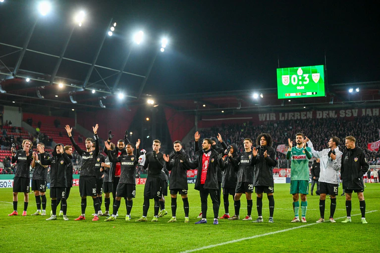 So sehen Sieger aus: die Mannschaft des VfB Stuttgart. — © Armin Weigel/dpa