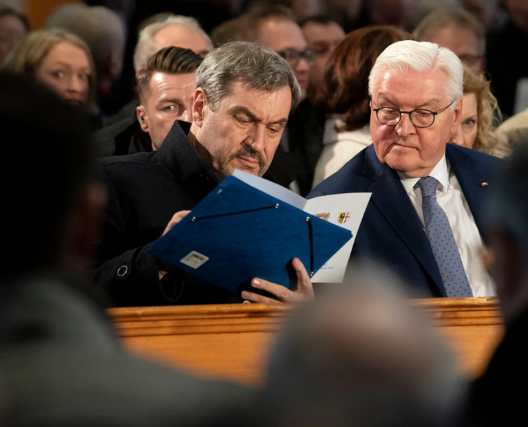 Bei einer gemeinsamen Ausstellungseröffnung haben Bundespräsident Frank-Walter Steinmeier (r) und Markus Söder (CSU), Ministerpräsident von Bayern, für den Wert der Freiheit geworben. — © Stefan Puchner/dpa