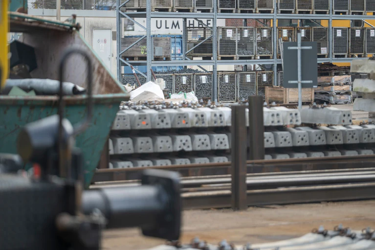 Wegen umfangreicher Bauarbeiten läuft kein Fernverkehr über den Ulmer Hauptbahnhof. (Foto-Produktion)    — © Stefan Puchner/dpa