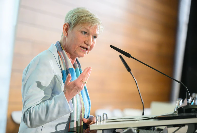 Die Hamburger Bischöfin Kirsten Fehrs könnte auf der Synode in Würzburg wieder zur EKD-Ratsvorsitzenden gewählt werden. (Archivbild) — © Julian Stratenschulte/dpa