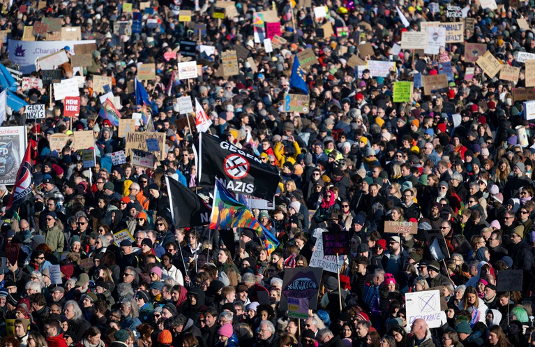 Die Demonstration blieb der Polizei zufolge friedlich. — © Sven Hoppe/dpa