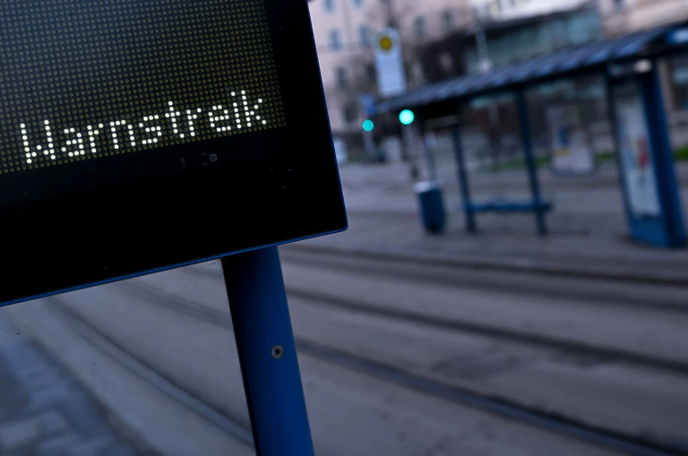Etliche Bus- und Tramhaltestellen in Bayern waren am Donnerstag verwaist. — © Sven Hoppe/dpa