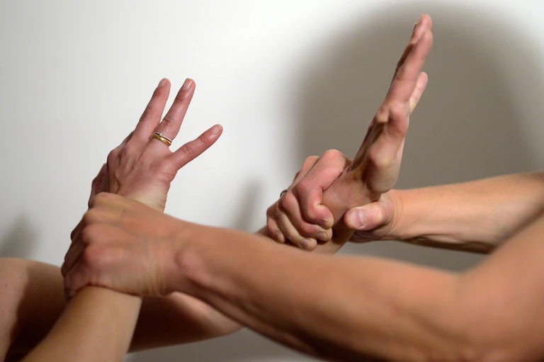 Gewalt kann auch von Frauen ausgehen. (Symbolbild) — © Maurizio Gambarini/dpa