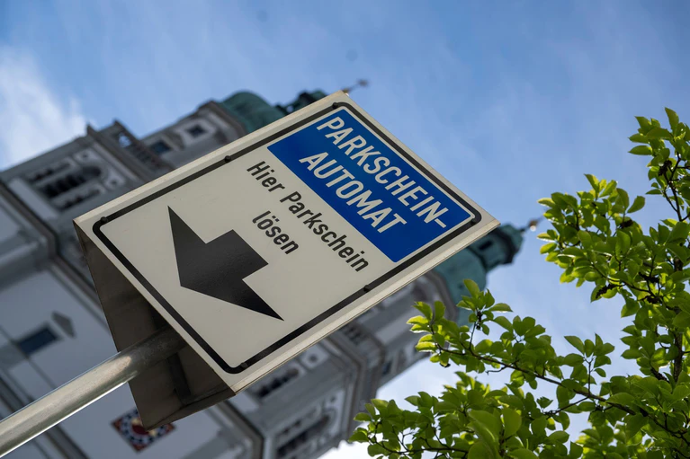 Die Stadt Kempten muss ihre Parkraumbewirtschaftung nun grundsätzlich neu organisieren. (Archivfoto) — © Stefan Puchner/dpa