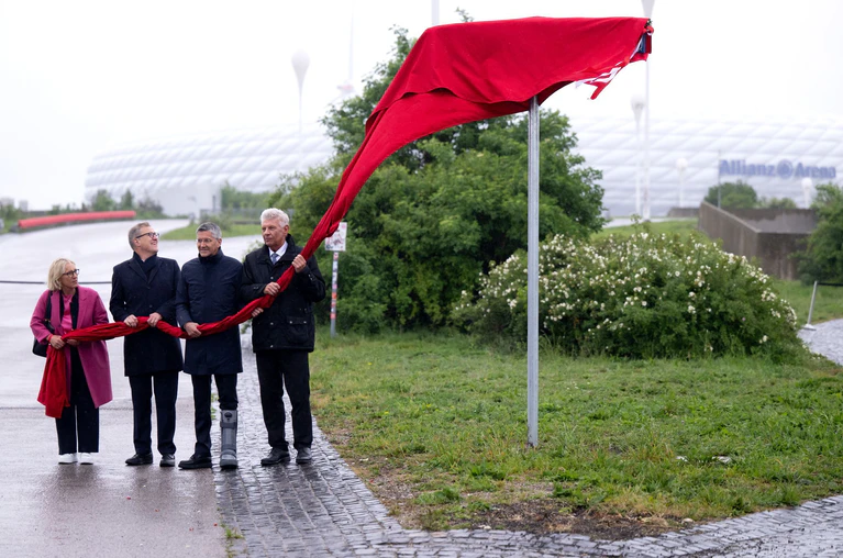 Witwe Heidi Beckenbauer (l) nahm auch an der Einweihung teil. — © Sven Hoppe/dpa