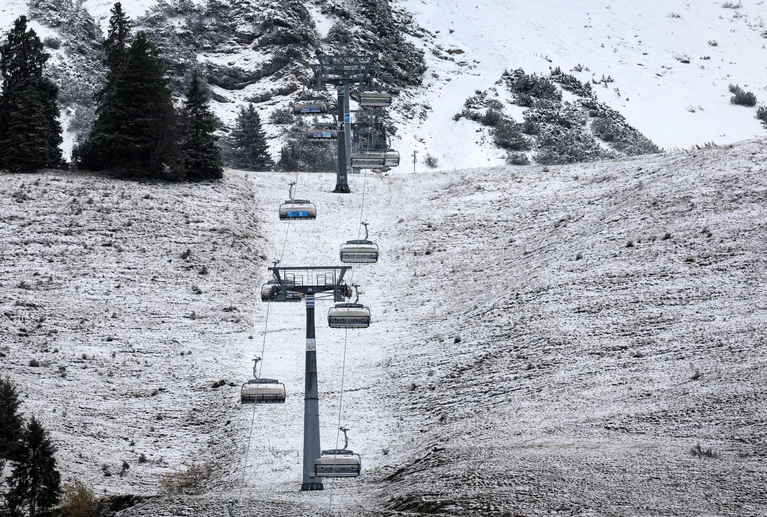 Der Deutsche Wetterdienst (DWD) rechnet oberhalb der 1.000-Meter-Marke mit 10 bis 20 Zentimeter Neuschnee. — © Karl-Josef Hildenbrand/dpa