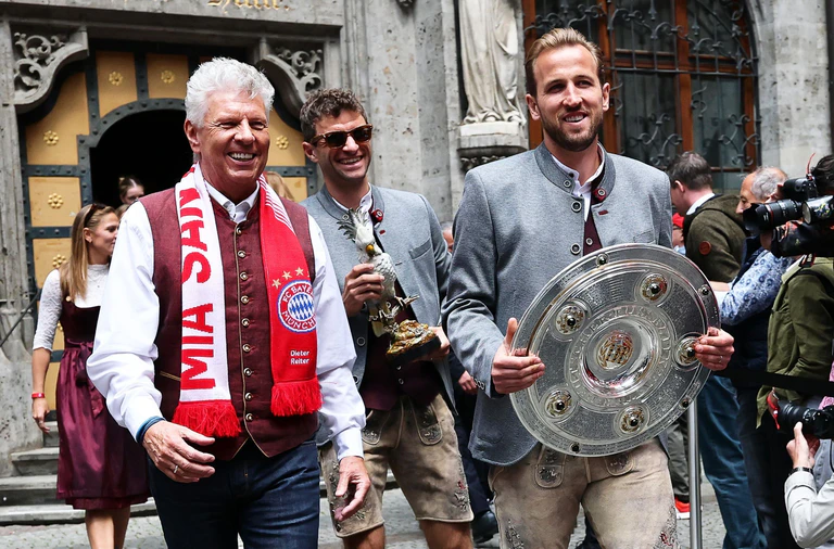 OB Dieter Reiter (l, mit Thomas Müller und Harry Kane) ist bekennender Fan des FC Bayern. (Archivbild)  — © Daniel Löb/dpa