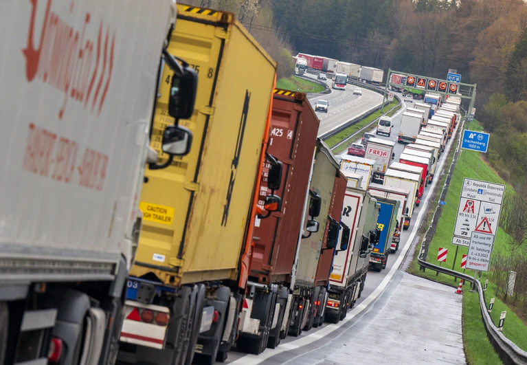 Die Lkw-Blockabfertigung bei der Einreise nach Tirol sorgt regelmäßig für Staus auf bayerischer Seite. (Archivbild)   — © Peter Kneffel/dpa