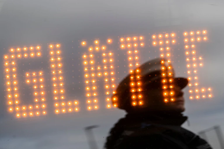 Aufgrund von Glatteis kam es in Bayern am Wochenende zu Unfällen. (Symbolbild) — © Marijan Murat/dpa