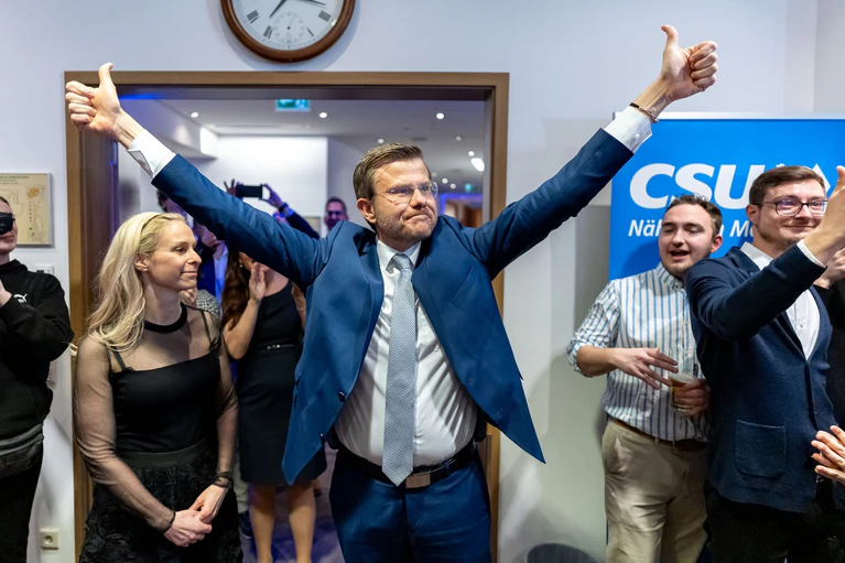 Nürnbergs Oberbürgermeister Marcus König (CSU) geht mit klarem Vorsprung und damit als Favorit in die Stichwahl gegen seinen Herausforderer Nasser Ahmed.  — © Daniel Karmann/dpa