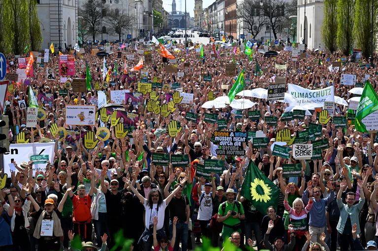 Zu der Kundgebung aufgerufen hatten der Bund Naturschutz in Bayern, Fridays For Future, Greenpeace und das Umweltinstitut München. — © Felix Hörhager/dpa