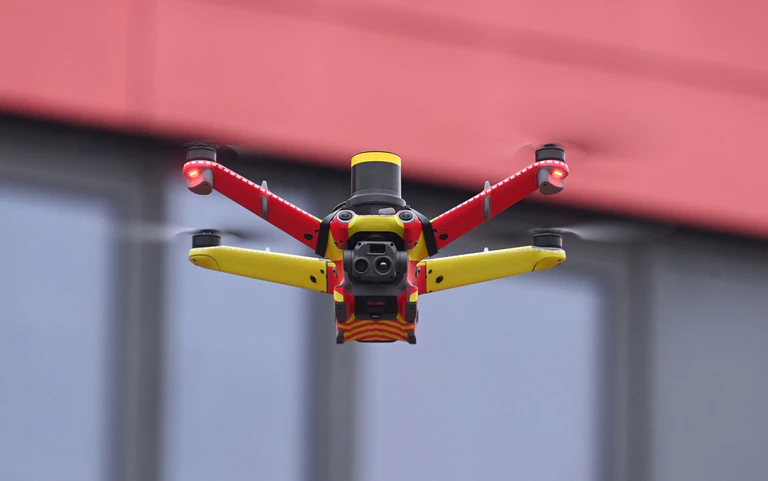 Die Drohnen fliegen automatisiert, werden während des Fluges aber aus der Ferne überwacht. — © Felix Hörhager/dpa