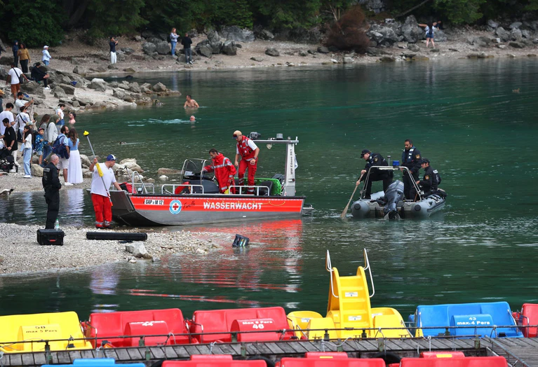 Der Junge war laut der Polizei vom Boot ins Wasser gefallen. Der Vater hatte versucht, ihn zu retten. — © Karl-Josef Hildenbrand/dpa