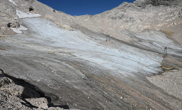 Im Sommer zeigt sich: Vom Nördlichen Schneeferner ist nur ein karger Rest übrig. (Archivbild) — © Angelika Warmuth/dpa