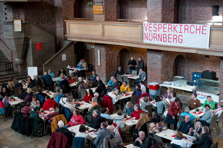 Die Nürnberger Vesperkirche öffnet als Erstes in Bayern ihre Türen, um Menschen bei Essen, Kultur und Gottesdiensten zusammenzubringen. (Archivbild) — © Daniel Vogl/dpa