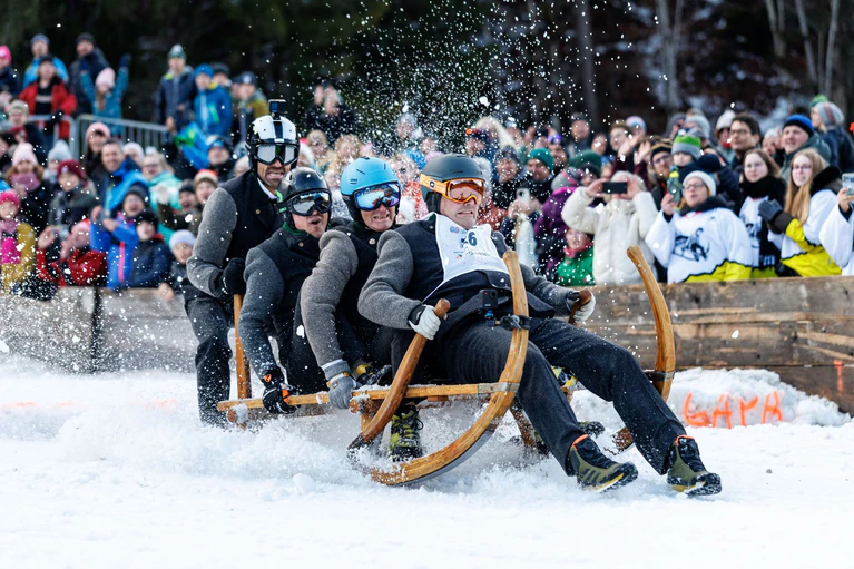 Der Schlitten mit Sven Hannawald (links) und André Lange (rechts). — © Matthias Balk/dpa