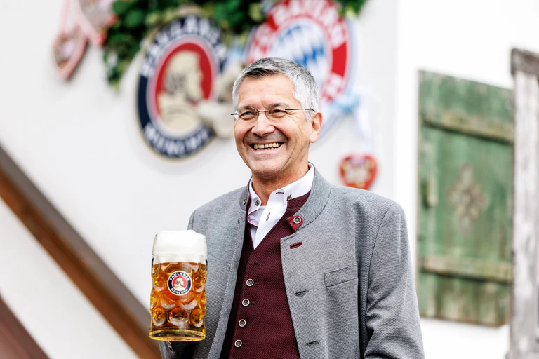 Bayerns Präsident Herbert Hainer hat nach so einem Saisonstart seiner Fußballer gut lachen. — © Matthias Balk/dpa
