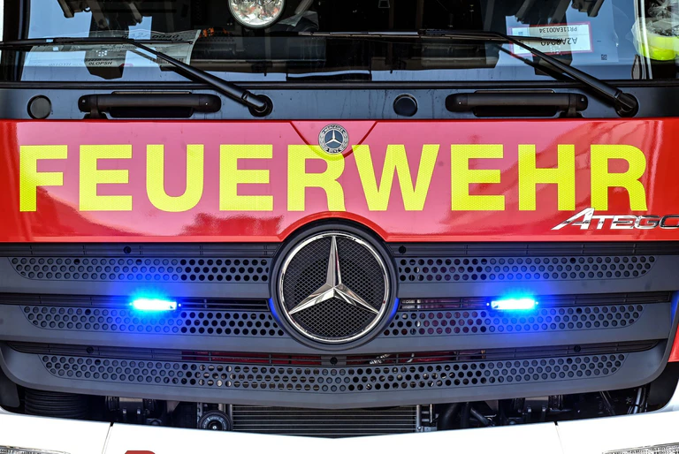 Der Brand in der Garage griff beim Eintreffen der Rettungskräfte bereits auf ein anderes Gebäude über. (Symbolbild) — © Uli Deck/dpa