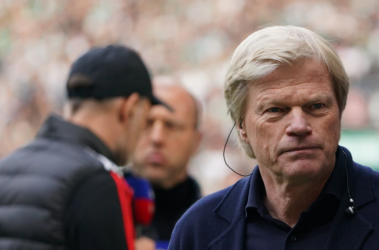 Oliver Kahn spricht über den verpassten Wirtz-Transfer des FC Bayern. — © Marcus Brandt/dpa