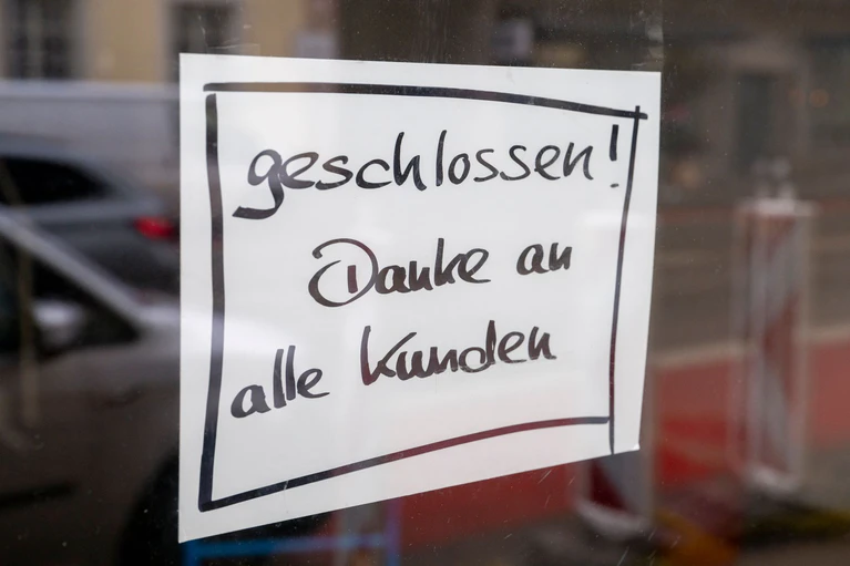 Angesichts der Konkurrenz durch den Online-Handel haben es kleine Läden immer schwerer. Die Folge sind gesunkene Ladenmieten. (Symbolbild)  — © Peter Kneffel/dpa