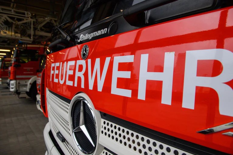 Die immer wieder aufflammenden Glutnester werden die Feuerwehr voraussichtlich noch das ganze Wochenende beschäftigen. (Symbolbild) — © Klaus-Dietmar Gabbert/dpa