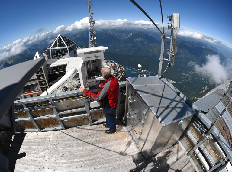Seit 125 Jahrenwerden auf der Zugspitze Wetterdaten gesammeln (Archivfoto)  — © Angelika Warmuth/dpa