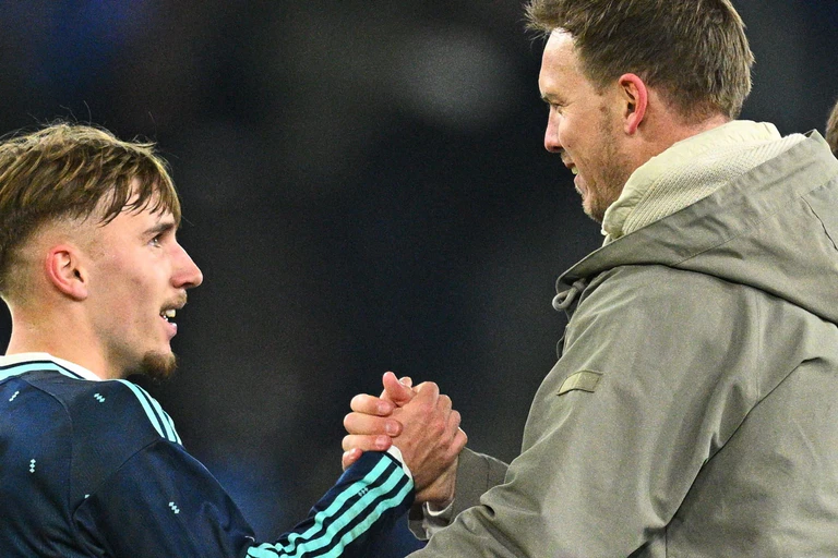 Lennart Karl klatscht nach seinem Länderspieldebüt mit dem Bundestrainer ab. — © Tom Weller/dpa