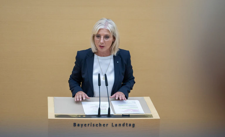 Bayerns Arbeitsministerin Ulrike Scharf (CSU) lobte das neue Gesetz. — © Leonie Asendorpf/dpa