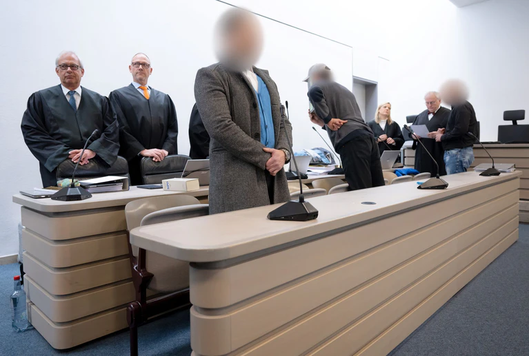 Im Prozess um den Diebstahl des keltischen Goldschatzes aus einem Museum in Manching hat das Landgericht die Angeklagten - hier mit ihren Verteidigern - zu Geständnissen aufgefordert. (Archivbild)  — © Sven Hoppe/dpa