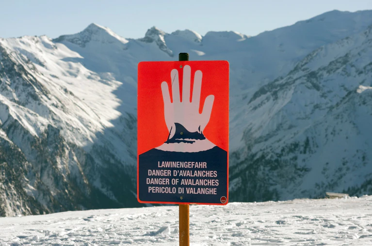 Der Lawinenwarndienst warnt in Teilen der bayerischen Alpen vor großer Lawinengefahr. (Symbolbild) — © Frank Rumpenhorst/dpa