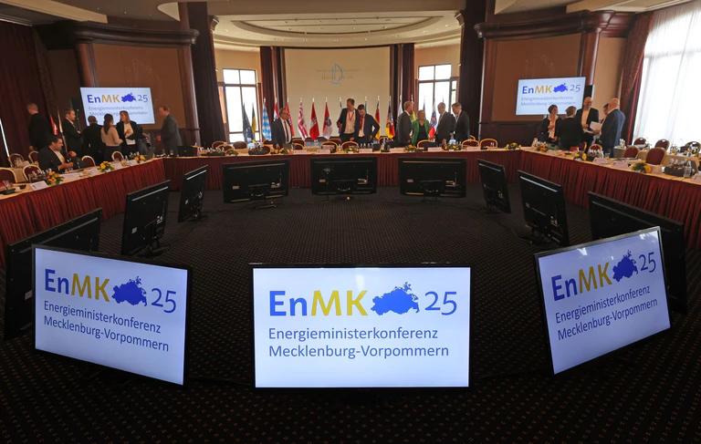 Die Energiewende und das Werben für mehr Akzeptanz in der Bevölkerung waren bestimmende Themen der Energieministerkonferenz in Rostock. — © Bernd Wüstneck/dpa