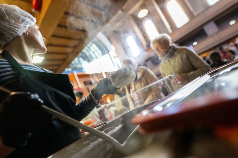 Zu essen gibt es unter anderem warme Suppe.  — © Pia Bayer/dpa