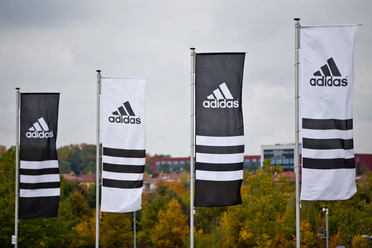 Adidas befindet sich nach eigenen Angaben mit den Zollbehörden seit Jahren «im Austausch» zu dem bekannten Sachverhalt. (Archivbild) — © Daniel Karmann/dpa