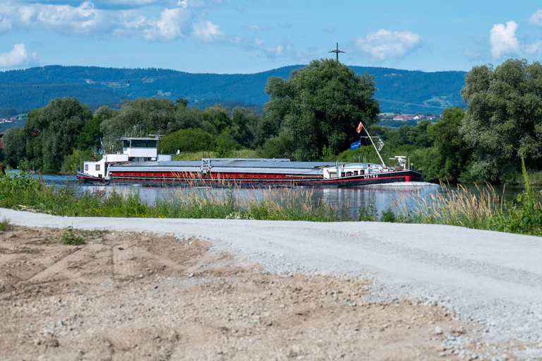 Zeitweise behindert Niedrigwasser die Schifffahrt auf der Donau. (Archivbild) — © Armin Weigel/dpa