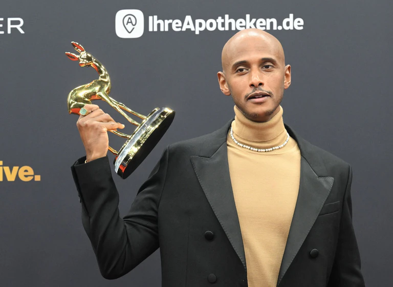 Teddy Teclebrhan gewinnt einen Bambi.  — © Felix Hörhager/dpa