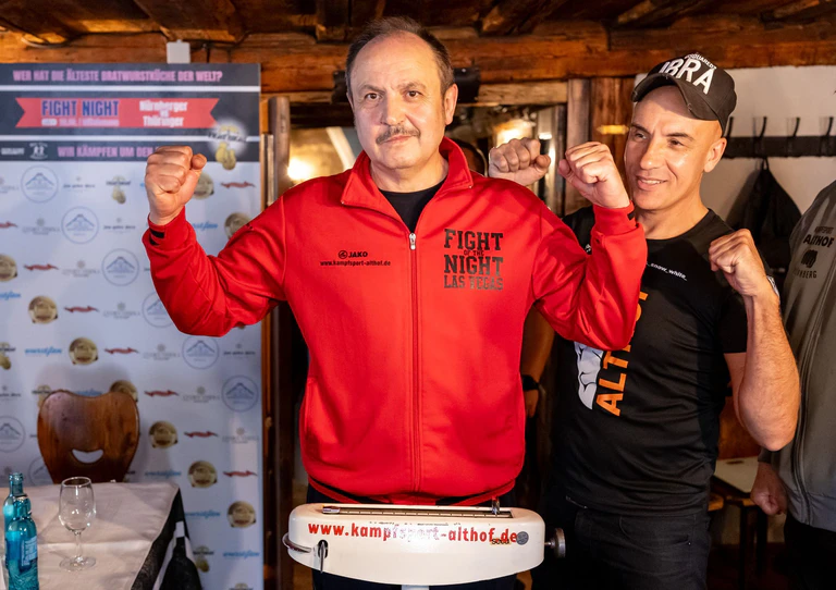 Boxer Hasan Arli tritt für Franken an, bei ihm blieb die Waage bei rund 92 Kilogramm stehen. — © Daniel Karmann/dpa