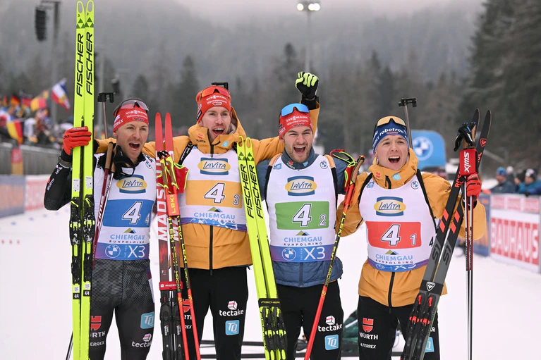 Die deutschen Biathleten freuen sich über den ersten Staffelpodestplatz des Winters. — © Sven Hoppe/dpa