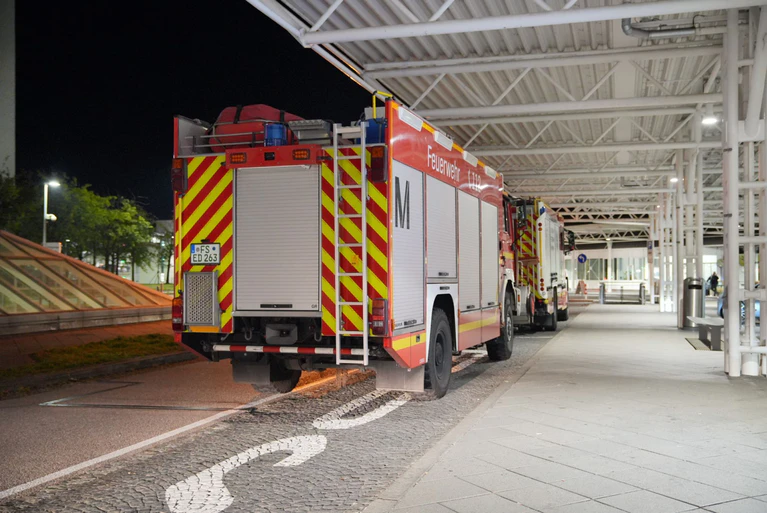 Auch die Feuerwehr ist am Flughafen im Einsatz. — © Enrique Kaczor/onw-images/dpa