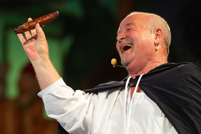 Vor dem Boxkampf um die älteste Bratwurstküche ein bisschen nachgestellte Geschichte: Probst Johann von Siebeleben soll 1404 erstmals eine Bratwurst erwähnt haben. Bernd Plachter spielte ihn nun.  — © Michael Reichel/dpa