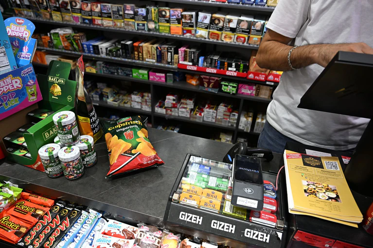 Für die Kioskbetreiber bedeutet das Verbot starke Umsatzeinbußen. — © Felix Hörhager/dpa