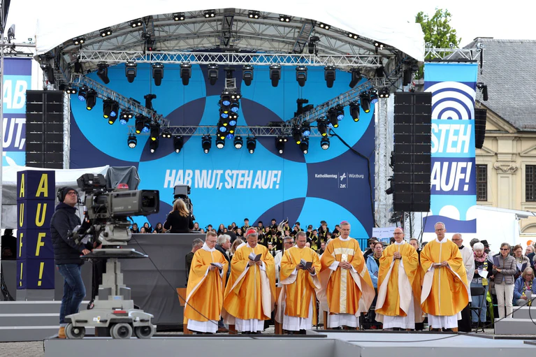 Der Gottesdienst wurde auf einer großen Bühne gefeiert. — © Karl-Josef Hildenbrand/dpa